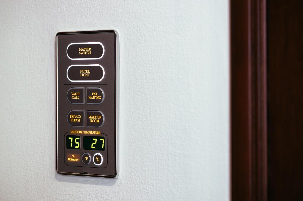 Hotel The Peninsula Manila Makati City Zewnętrze zdjęcie A room control panel