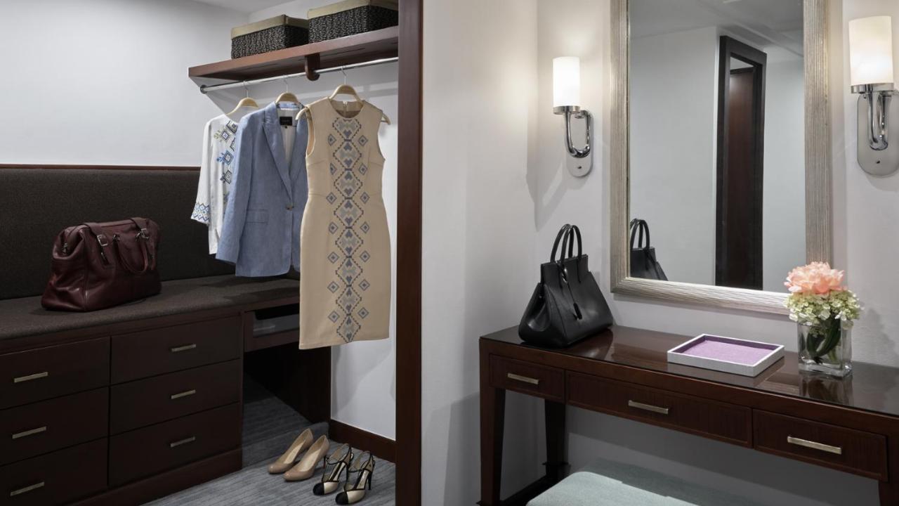 Hotel The Peninsula Manila Makati City Zewnętrze zdjęcie A walk-in closet