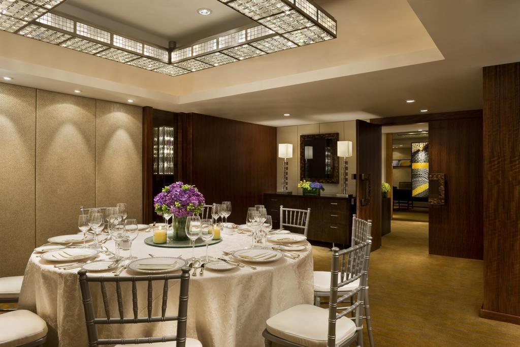 Hotel The Peninsula Manila Makati City Zewnętrze zdjęcie The Royal Box