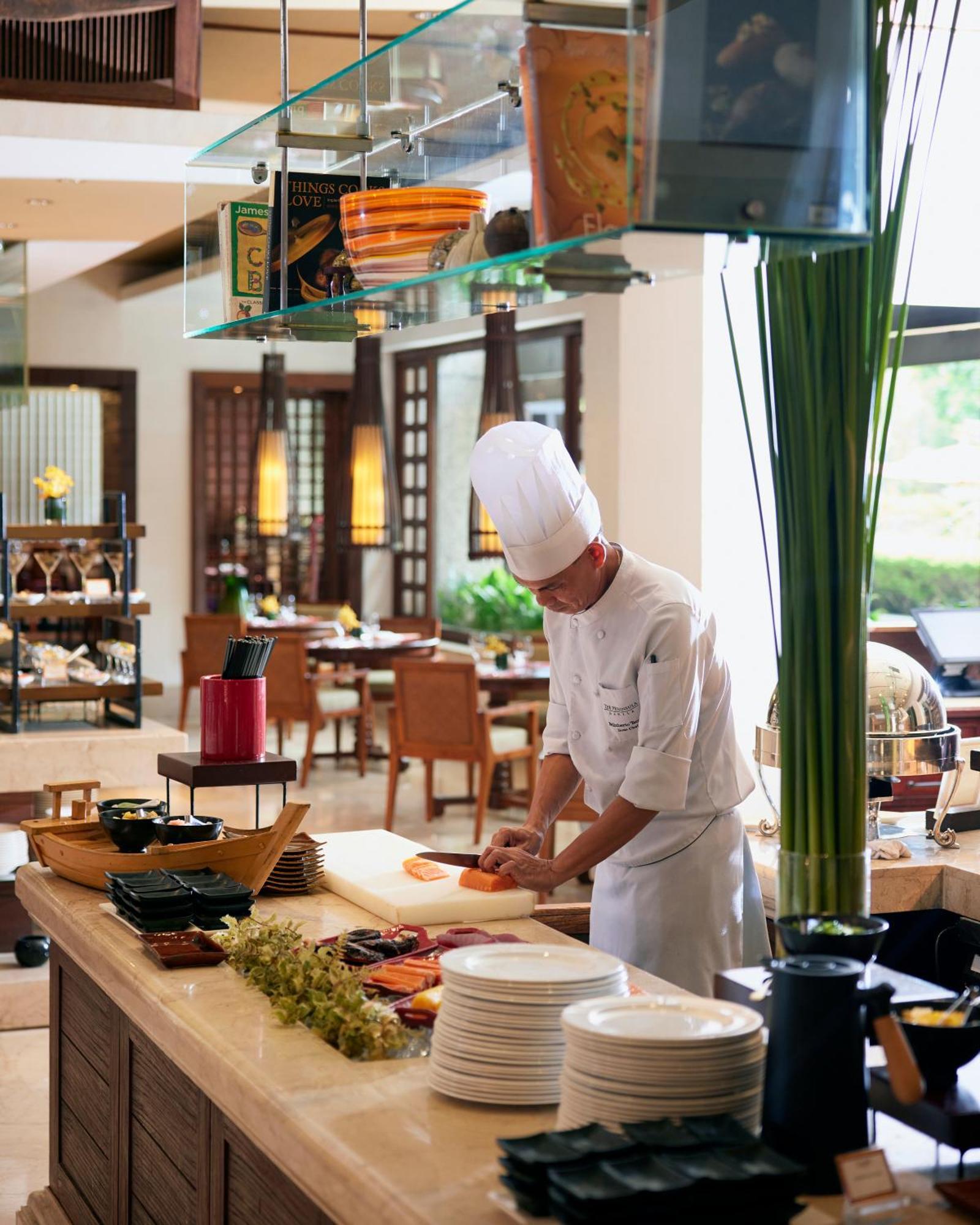Hotel The Peninsula Manila Makati City Zewnętrze zdjęcie A chef at work
